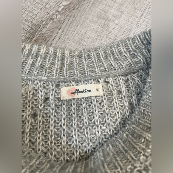 Women’s super soft grey knit sweater size large. - Picture 5 of 5